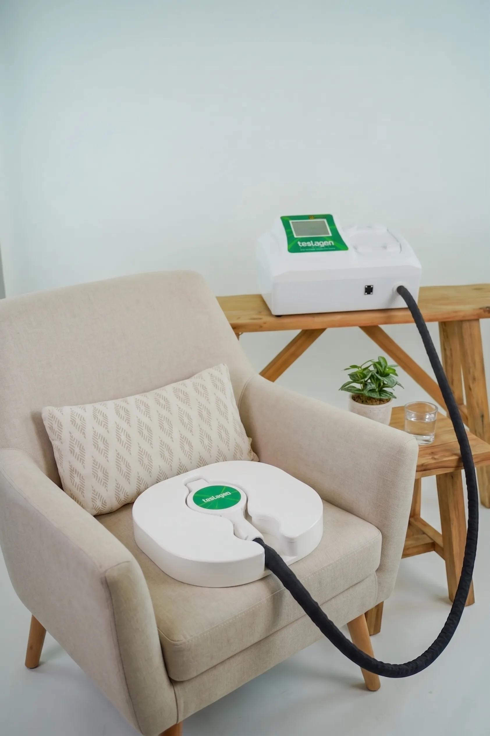 Adaptador de sillón del Teslagen: el cabezal de pulso magnético alojado en el asiento, sobre un sillón de consultorio